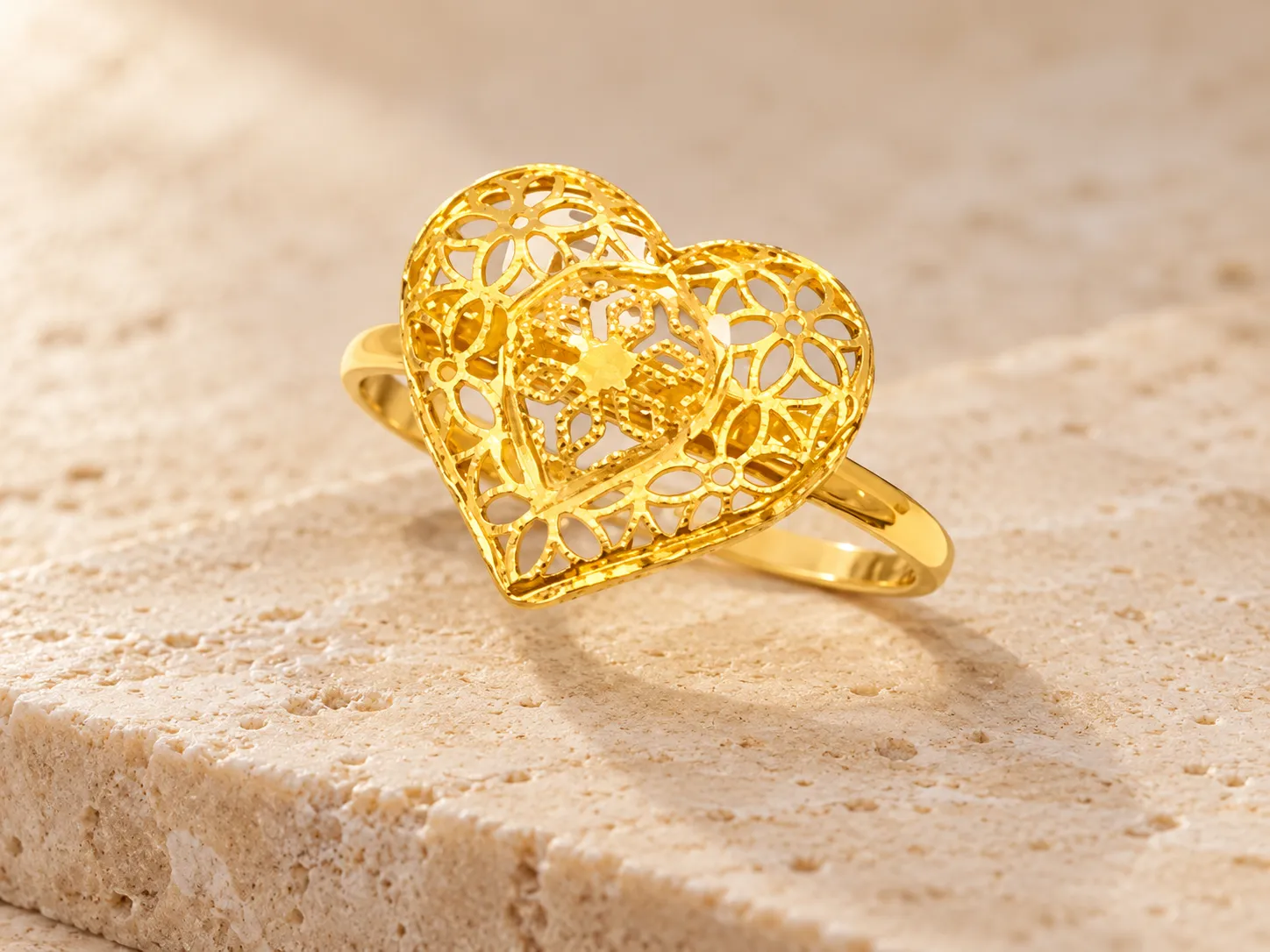 Gold ring with a heart-shaped filigree front